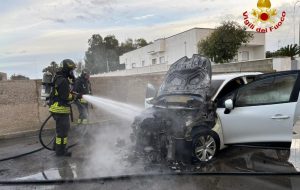Auto in fiamme in Via Materdomini: paura a Brindisi, illesa la conducente