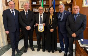 Apamri Aps incontra il Prefetto di Bari: al centro solidarietà, valori civici e ruolo della donna nella società