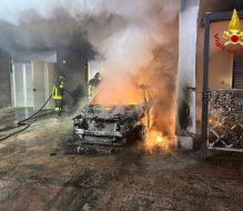 Cellino San Marco, auto in fiamme nella notte: intervengono i Vigili del fuoco