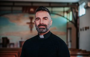 Dal futuro da ingegnere al sacerdozio: la storia di Don Cosimo Schena emoziona il TEDx