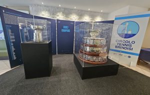 Trophy Tour 2026 a Brindisi: in mostra Davis Cup e Billie Jean King Cup ma il Comune resta assente