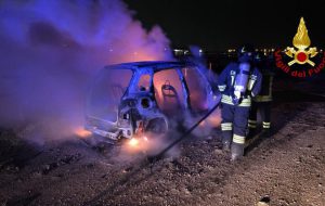 A fuoco auto nei pressi dell’aeroporto. Intervengono i Vigili del Fuoco