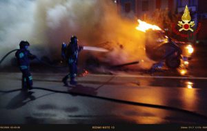 Brindisi, furgone camperizzato in fiamme nella notte: danneggiate due auto