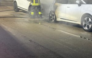 Emergenza roghi a Brindisi: tre auto distrutte in una notte
