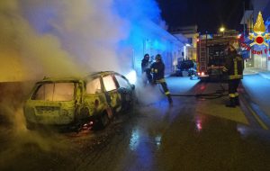 San Michele Salentino, auto in fiamme nella notte: intervengono i Vigili del Fuoco