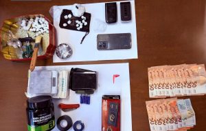 In casa oltre 80 grammi di cocaina: arrestato 56enne