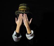 Mostra fotografica di Patrizia Aversa: al Verdi di Brindisi i volti dell’identità