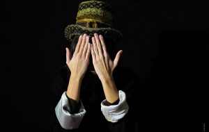 Mostra fotografica di Patrizia Aversa: al Verdi di Brindisi i volti dell’identità