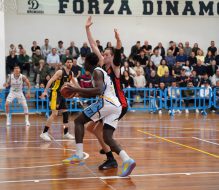 Dinamo Brindisi travolgente: Barcellona ko 79-55 nel giorno delle 200 panchine di coach Cristofaro