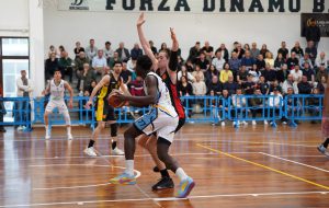Dinamo Brindisi travolgente: Barcellona ko 79-55 nel giorno delle 200 panchine di coach Cristofaro