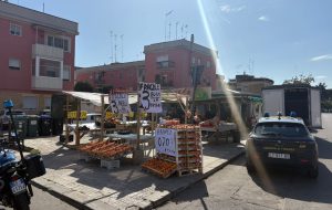 Blitz anti-abusivismo alla Commenda: sequestrata oltre una tonnellata di merce, sanzioni e controlli igienico-sanitari