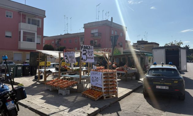 Blitz anti-abusivismo alla Commenda: sequestrata oltre una tonnellata di merce, sanzioni e controlli igienico-sanitari