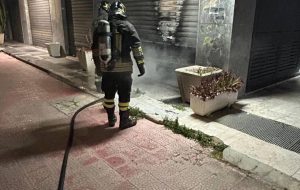 Brindisi, doppio intervento dei vigili del fuoco: incendio in palestra e auto in fiamme al Sant’Elia