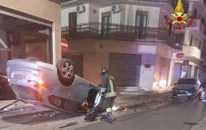 Inseguimento disperato dopo il colpo al bar tabacchi: rincorre i malviventi e si ribalta con l’auto