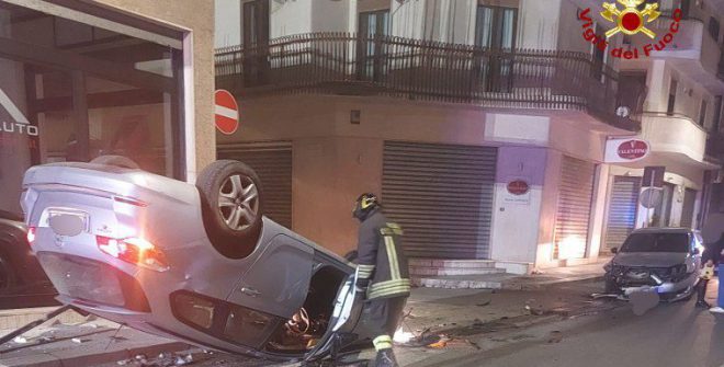 Inseguimento disperato dopo il colpo al bar tabacchi: rincorre i malviventi e si ribalta con l’auto