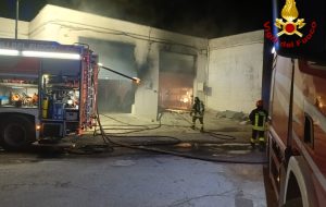 Ostuni, incendio in un capannone: intervento dei Vigili del Fuoco