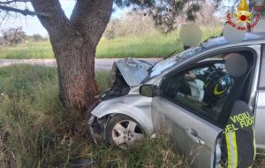 Incidente sulla SP 36 e auto in fiamme nella notte: doppio intervento dei vigili del fuoco nel Brindisino