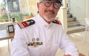 Doppio traguardo per il Primo Luogotenente Francesco Fersini: a 60 anni ammaina l’ultima bandiera dopo una vita in Marina