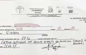 Traffico in tilt in via Torpisana, genitore denuncia sui social e mostra la giustifica per il ritardo a scuola: “cattiva gestione del Comune”