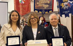 Carovigno celebra le sue eccellenze: sala gremita al Castello per la XIII edizione del Premio alla Cultura Città di Carovigno “Michele Cretì”