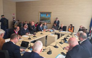 Collegamento ferroviario aeroporto–stazione di Brindisi, il 4 maggio via ai lavori. Politica compatta: “Opera strategica, ora cronoprogramma e tempi certi”