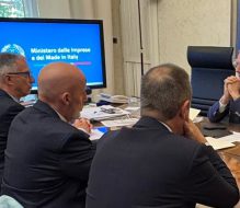 Chimica, Urso incontra Eni sul piano Versalis: advisor per il cracking di Brindisi e nuovo tavolo a giugno