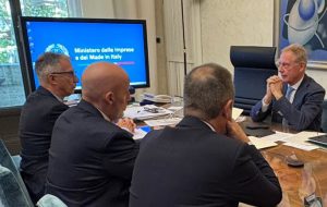 Chimica, Urso incontra Eni sul piano Versalis: advisor per il cracking di Brindisi e nuovo tavolo a giugno