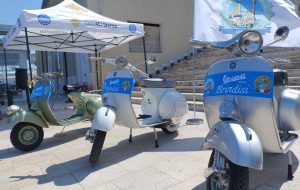 La Puglia conquista la 1000 Miglia Experience: Brindisi protagonista tra motori d’epoca e iconiche Vespa