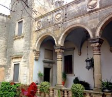 Domenica 24 maggio il Castello Dentice di Frasso apre gratuitamente il cortile e il giardino