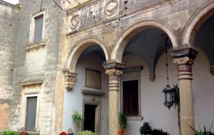 Domenica 24 maggio il Castello Dentice di Frasso apre gratuitamente il cortile e il giardino