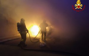 Auto in fiamme a San Vito dei Normanni: danni a due abitazioni e a una condotta del gas
