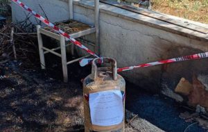 Lido San Gennaro, incendio di sterpaglie: i Vigili del Fuoco mettono in sicurezza una bombola di GPL esposta alle fiamme