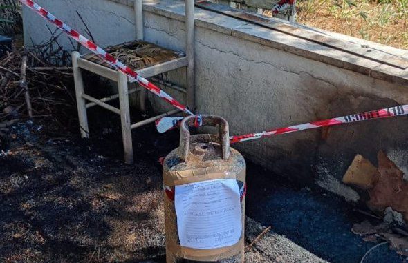 Lido San Gennaro, incendio di sterpaglie: i Vigili del Fuoco mettono in sicurezza una bombola di GPL esposta alle fiamme
