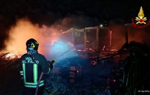 Le fiamme distruggono Flower Beach, a Marina di Specchiolla