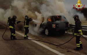 Auto prende fuoco sulla statale 613, conducente si salva fermandosi in una piazzola: intervento dei Vigili del Fuoco