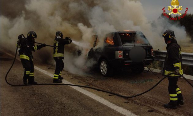 Auto prende fuoco sulla statale 613, conducente si salva fermandosi in una piazzola: intervento dei Vigili del Fuoco