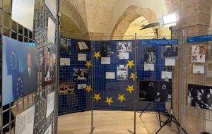 Il Santa Spazio Culturale celebra la Giornata dell’Europa con un’apertura straordinaria della mostra “L’Italia in Europa, l’Europa in Italia”