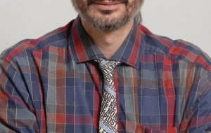 Lo scrittore brindisino Danilo Zezza presenta il suo percorso letterario al Salone del Libro di Torino: tra assurdo contemporaneo, solitudine e critica della comunicazione moderna