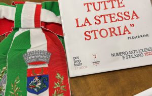 Carovigno, installata la prima “Pietra Franca”: una comunità unita contro la violenza di genere
