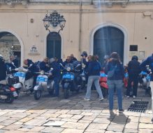 Passione su due ruote e istituzioni: il Vespa Club Brindisi celebra l’amicizia a Mesagne