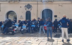 Passione su due ruote e istituzioni: il Vespa Club Brindisi celebra l’amicizia a Mesagne