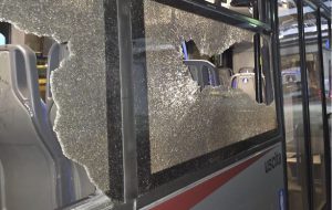 STP – Ennesimo atto vandalico a Brindisi. Distrutti i vetri di un autobus con un lancio di pietre nel rione Paradiso
