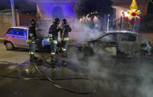 Cellino San Marco, auto in fiamme nella notte in via Madonna dell’Alto: danneggiato anche un secondo veicolo