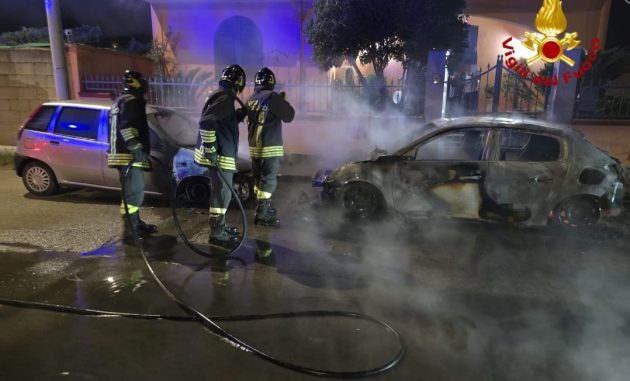 Cellino San Marco, auto in fiamme nella notte in via Madonna dell’Alto: danneggiato anche un secondo veicolo