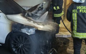 Auto del sindaco incendiata, domani a Villa Castelli vertice tecnico delle forze di polizia
