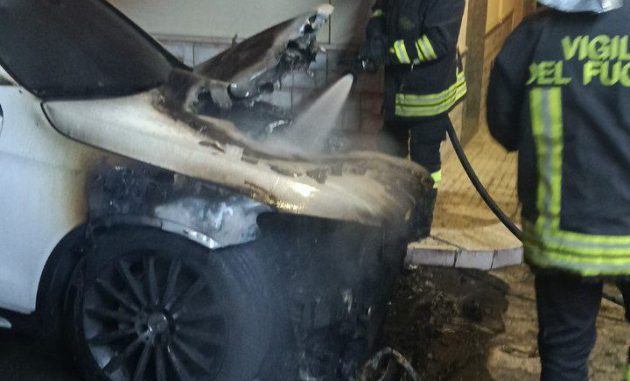 Auto del sindaco incendiata, domani a Villa Castelli vertice tecnico delle forze di polizia