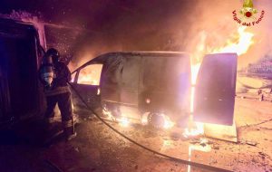 San Vito dei Normanni, incendio nella notte: a fuoco un furgone in un cortile privato
