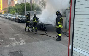 Auto in fiamme in Via Aspromonte: intervengono i Vigili del Fuoco di Brindisi