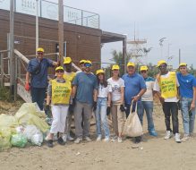 Cala Materdomini, studenti in azione contro degrado e vandalismi, raccolti oltre 15 sacchi di rifiuti