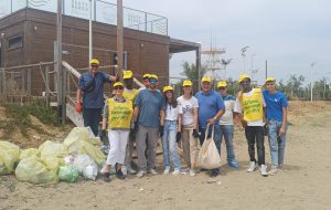 Cala Materdomini, studenti in azione contro degrado e vandalismi, raccolti oltre 15 sacchi di rifiuti